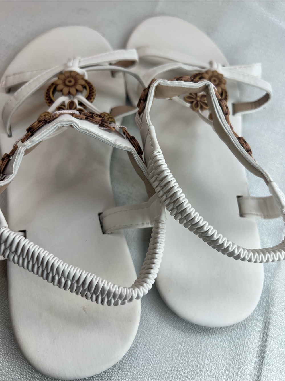 White sandals with elastic ankle band and ornate flowers as decor - Picture 4 of 5